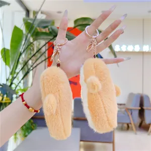 Détails de porte-clés hamster en peluche douce avec anneaux dorés tenus à la main