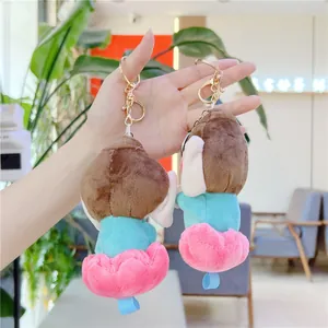 Détail du porte-clés en peluche avec jupe en forme de fleur et fermoir doré de haute qualité