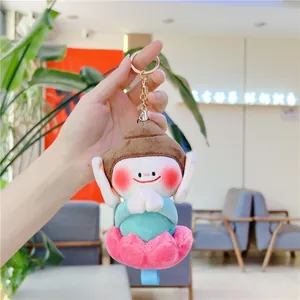 Gros plan d'un adorable pendentif Bouddha lotus en peluche avec porte-clés doré