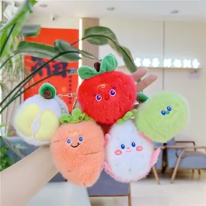 Cinque portachiavi di frutta in peluche con faccine carine, design creativi e soffici