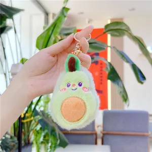 Dettaglio di un simpatico portachiavi a forma di avocado in morbido peluche