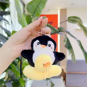 Detalle de llavero de pingüino de peluche con flotador de pato y cadena de bolas