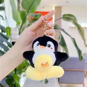 Detalle del peluche pingüino con flotador pato y cierre de anilla de metal dorado fino