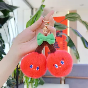 Portachiavi a ciliegia in peluche con ricamo viso sorridente e moschettone in metallo dorato