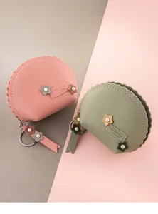 Detalle de monedero de cuero PU festoneado con flores, perlas y etiqueta de lucky day