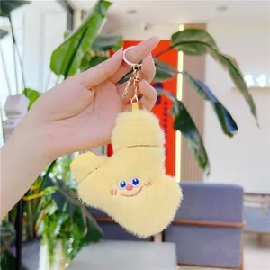 Dettaglio di un portachiavi a cuore in peluche giallo con ricamo dolce e moschettone dorato
