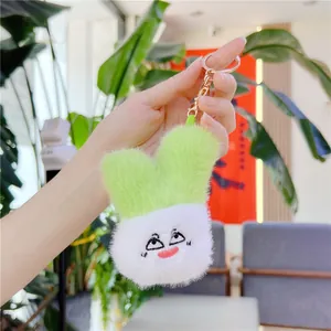Dettaglio di un simpatico portachiavi in peluche a forma di verdura verde con chiusura
