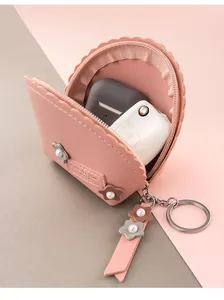 Detalle del monedero rosa de cuero PU en forma de concha con flor de perla y ondas