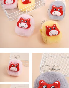 Détails macro des porte-monnaie en peluche avec broderie et attaches métalliques