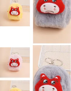 Détail de porte-monnaie hippopotame en peluche avec texture douce et porte-clés