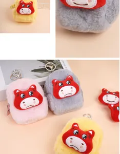 Détails des porte-monnaie en peluche avec broderies et porte-clés métalliques