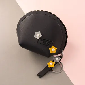 Monedero minimalista de cuero PU negro con bordes festoneados y amuleto de llavero dorado