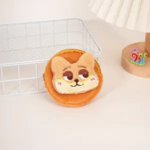 Detail van de schattige oranje pluche portemonnee met kattenborduurwerk en een ritssluiting