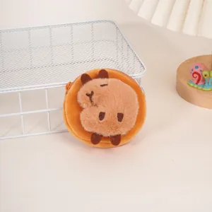 Detailopname van een oranje pluche capybara-portemonnee met zachte ritssluiting