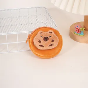 Detail van de schattige oranje pluche capibara portemonnee met borduursel en rits