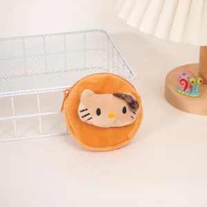 Detail van een zachte oranje pluche portemonnee met een schattig geborduurd kattengezicht