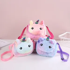Tre borse a tracolla in peluche a forma di unicorno in rosa, blu e arcobaleno con cinghie