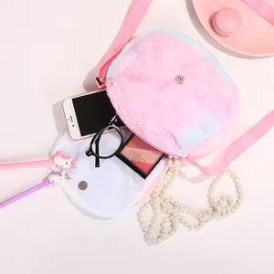 Dettaglio della borsa a tracolla unicorno in peluche con ecopelliccia tie-dye e fibbia