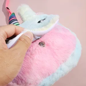 Dettaglio della chiusura a scatto magnetico su una borsa a tracolla di peluche unicorno