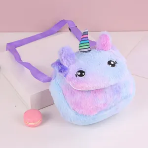 Dettaglio della borsa a unicorno in peluche con pelliccia sfumata e tracolla viola