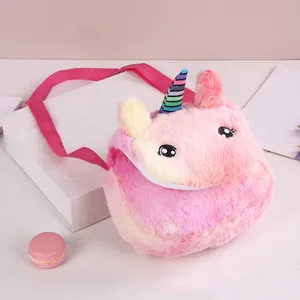 Dettaglio della borsa a tracolla unicorno in peluche rosa con pelliccia morbida e corno