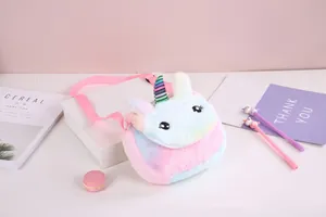 Dettaglio della borsa a tracolla unicorno in peluche arcobaleno con cinturino colorato