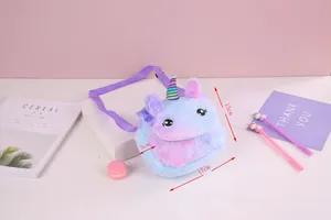 Dettaglio borsa a tracolla unicorno in peluche colori macaron con misure 17x15x5cm
