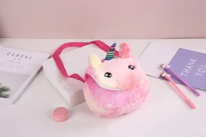 Dettaglio della borsa a tracolla unicorno in morbido peluche con corno colorato