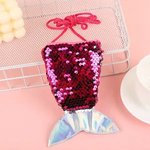Nahaufnahme der Meerjungfrauenschwanz-Tasche mit rosa Pailletten und Hologramm-Flosse