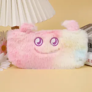 Détail de la trousse monstre en peluche colorée avec des yeux brodés et une chaîne
