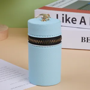 Mini porte-monnaie cylindrique bleu clair en cuir avec fermeture éclair dorée et clip