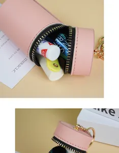 Mini pochette cylindrique rose avec texture cuir croisé et détail porte-clés doré