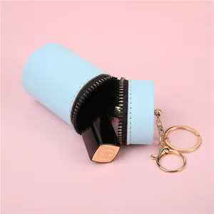 Mini borsa cilindrica in pelle Saffiano celeste per rossetto e monete con portachiavi in oro