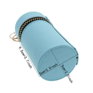 Porte-monnaie cylindrique bleu montrant les dimensions 9,5 cm de haut et 5 cm