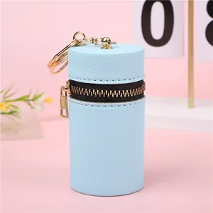 Dettaglio di una mini borsa azzurra in pelle Saffiano con cerniera dorata