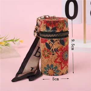 Estuche cilíndrico de corcho para pintalabios con flores y cinta de satén elegante