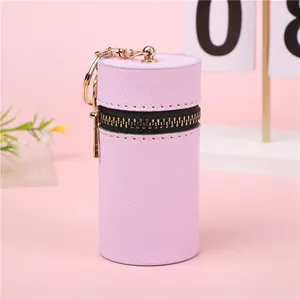 Dettaglio mini portamonete in pelle Saffiano lilla con hardware dorato e zip