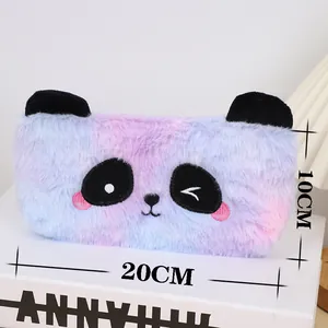 Detail der Panda-Plüschtasche mit lila Batik-Fell und Maßangaben für 20cm Schreibwaren