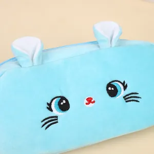 Astuccio per gatti in peluche azzurro con viso ricamato e orecchie morbide