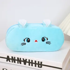 Dettaglio dell'astuccio per gatti in peluche azzurro con ricami e orecchie 3D in morbido tessuto