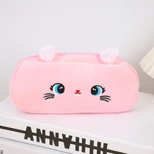 Dettaglio dell'astuccio a gatto in peluche rosa con viso ricamato e orecchie 3D morbide