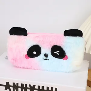 Detailansicht des Panda-Mäppchens aus Plüsch mit Marmor-Textur und süßer Stickerei