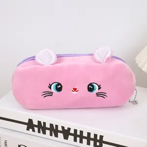 Dettaglio dell'astuccio a gatto in peluche rosa con ricami e cerniera viola