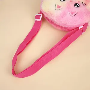 Détail du sac chat en peluche tie-dye avec bandoulière réglable et broderie douce