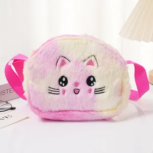 Détail du sac bandoulière chat en peluche tie-dye avec broderie et sangle rose