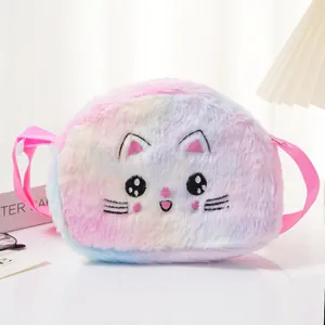 Détail du sac bandoulière en peluche tie-dye avec broderie chat et sangle rose