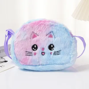 Détail du sac bandoulière chat en peluche avec fourrure tie-dye et broderie fine