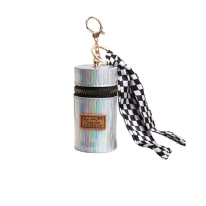 Holografische cilindrische mini-tas met schaakbordlint en gouden sleutelhanger clip