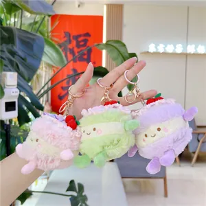 Drei bunte Plüsch-Macaron-Anhänger in Rosa Grün und Lila mit süßer Bestickung