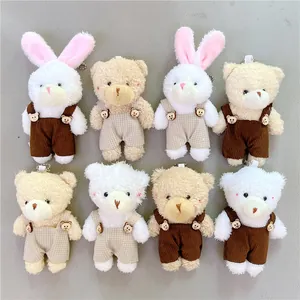 Llaveros de oso y conejo de peluche con petos en varios colores y texturas de tela